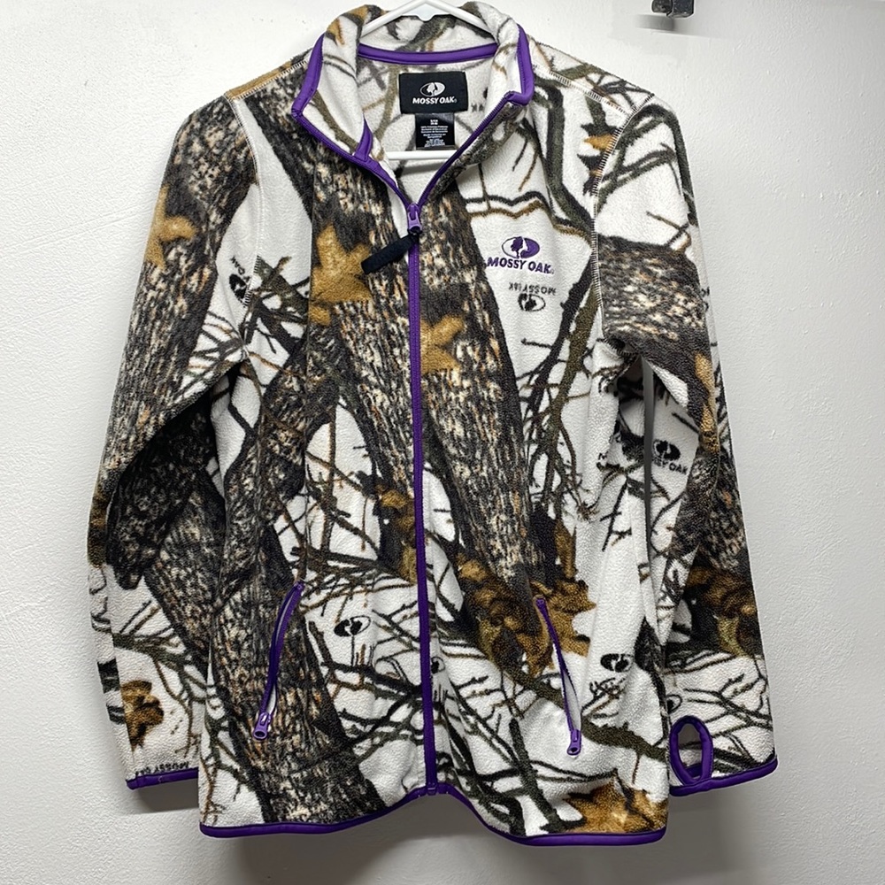 Mossy oak winter camo with zipper pockets